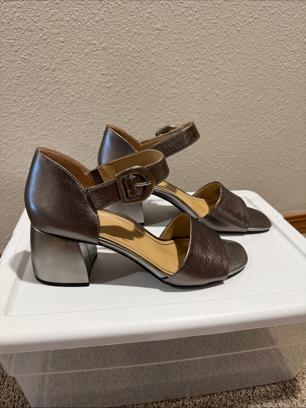 Vionic Chardonnay heeled sandal